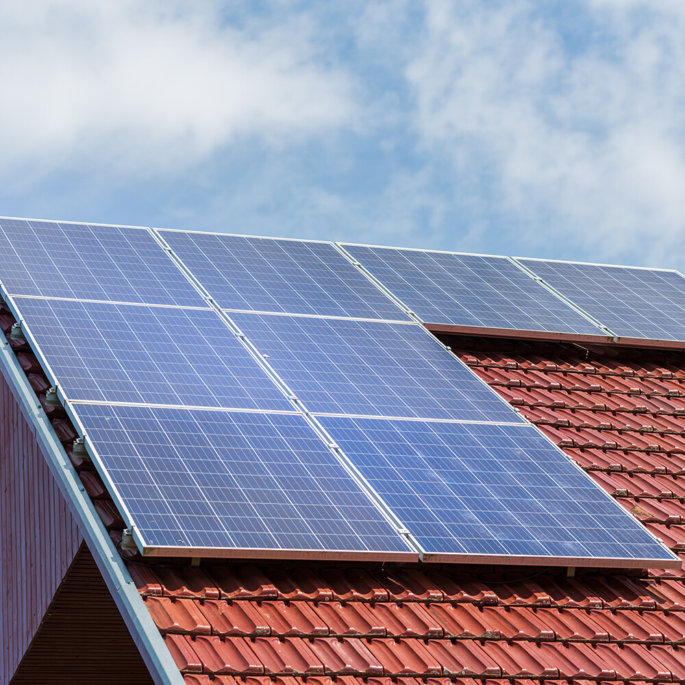 panneaux solaires sur une toiture d'un particulier