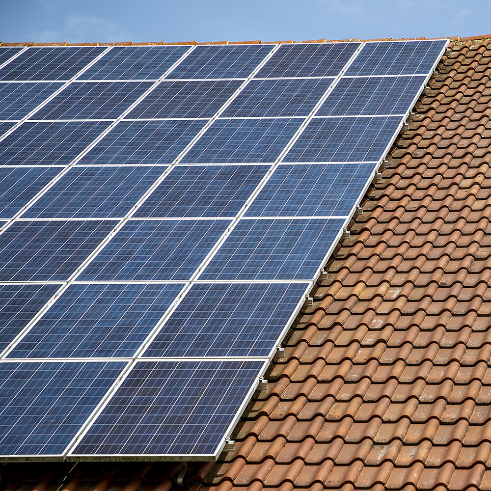 panneaux solaires placés sur une toiture d'une maison