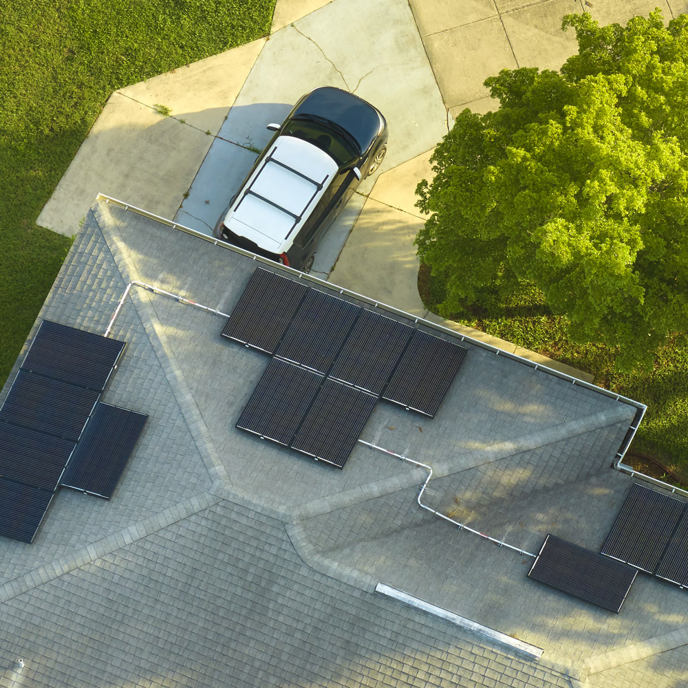 vue aérienne d'une toiture de maison sur laquelle se trouvent des panneaux solaires